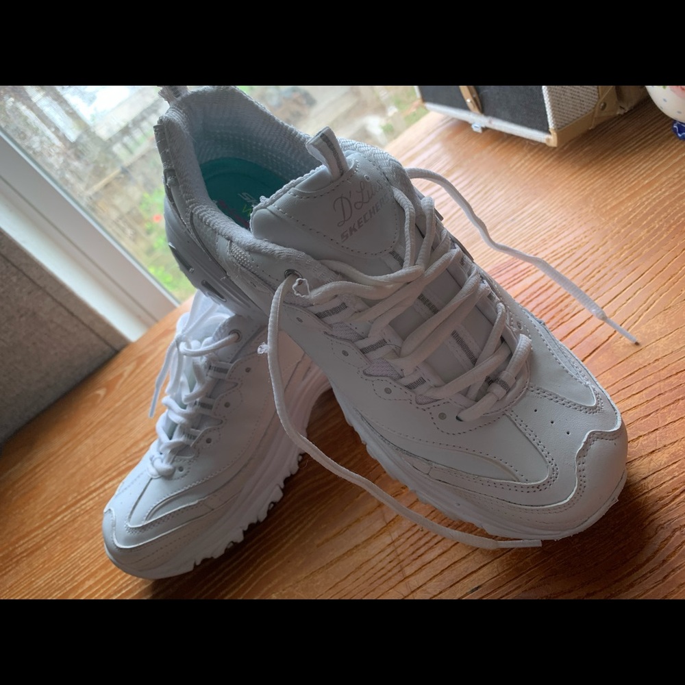 Skechers D’Lites Wide fit Memory foam Sneakers size 10